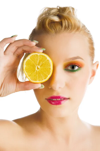 Mulher segurando limão — Fotografia de Stock