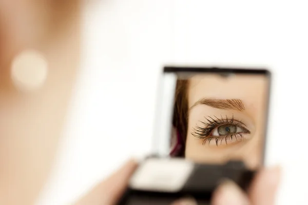 Mata wanita di cermin — Stok Foto