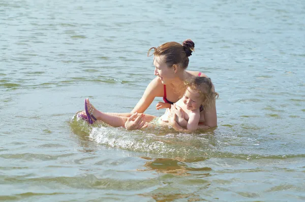 Mutter badet kleines Mädchen — Stockfoto