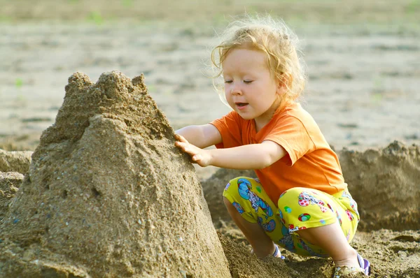 Κορίτσι παίζει με την υγρή άμμο — Φωτογραφία Αρχείου