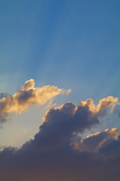 Cielo azul antes de la puesta del sol —  Fotos de Stock