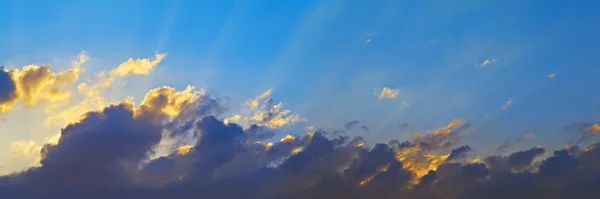 Облака в небе, освещенные солнцем — стоковое фото