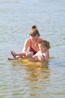 nehir annesi ile küçük kız