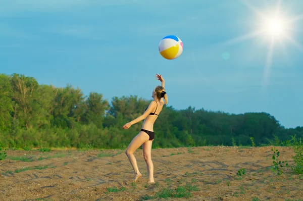Молода дівчина грає з м'ячем — стокове фото