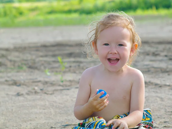 Bambino sorridente sulla spiaggia di sabbia — Foto Stock