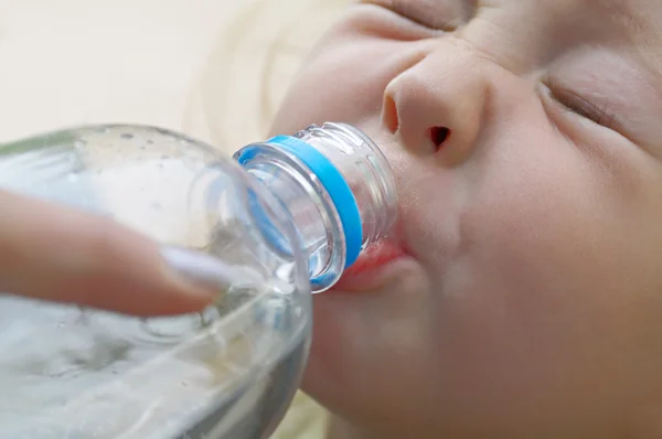 Small child is drinking water — Stock Photo, Image