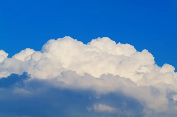 Stort vitt moln i den blå himlen — Stockfoto