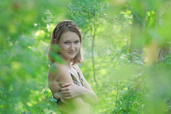 Flicka i skogen av akacia träd — Stockfoto