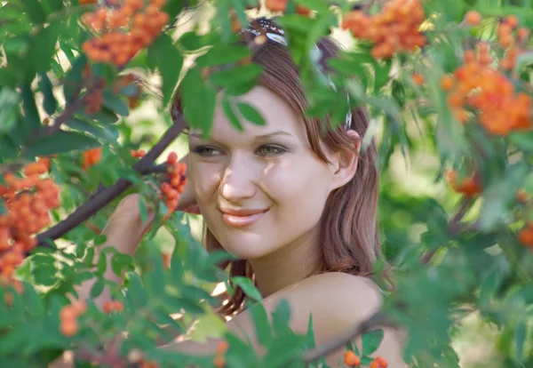 Menina bonita na floresta com cinza de montanha — Fotografia de Stock