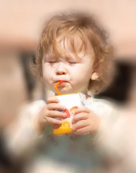 Ребёнок с соком — стоковое фото