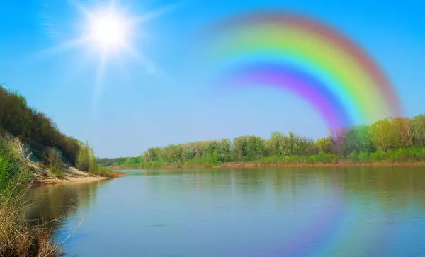 Река и радуга — стоковое фото