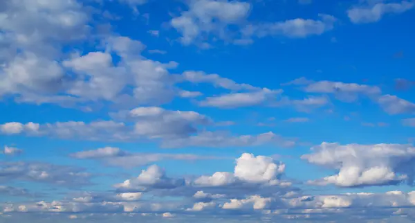 Фон неба в осенний день — стоковое фото