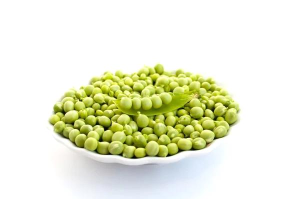 白いプレートのエンドウ豆 — ストック写真