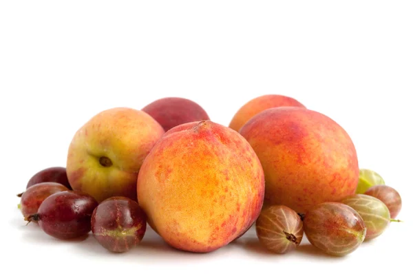 Стиглі, соковиті персики і агрус — стокове фото