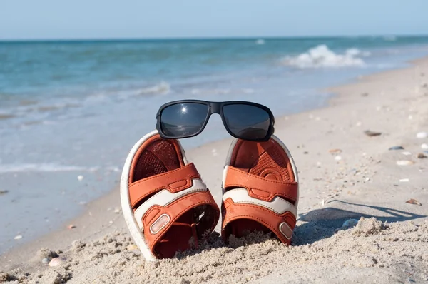 Flip-Flops mit Sonnenbrille — Stockfoto