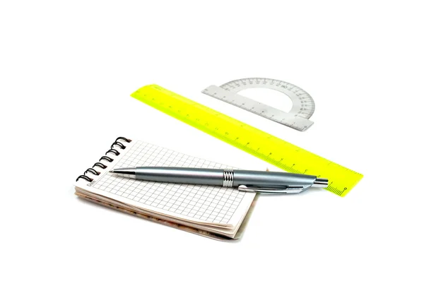 Protrator, régua, caneta e caderno — Fotografia de Stock