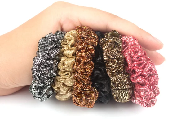 Bandas elásticas de cabelo multicores em uma mão — Fotografia de Stock