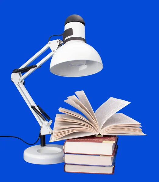 Asztali lámpa könyvekkel — Stock Fotó