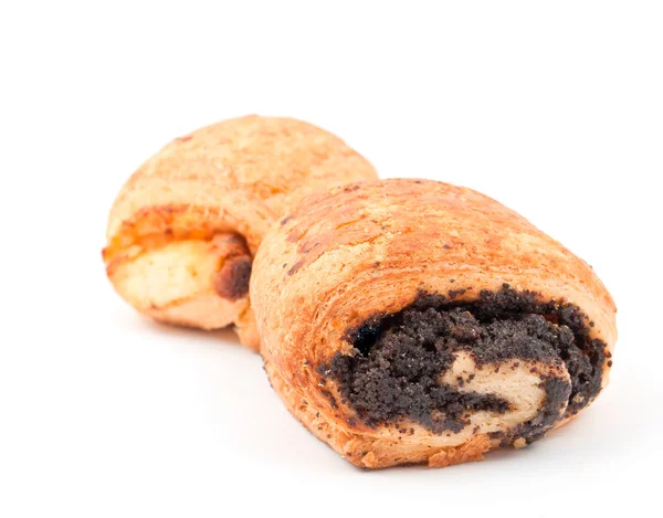 Croissant från flagnande degen med vallmo — Stockfoto