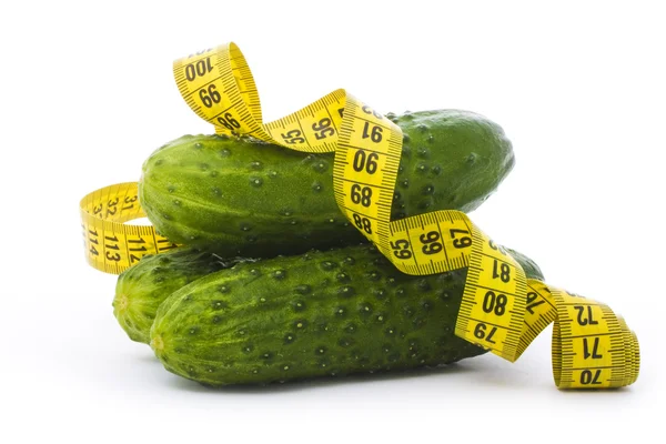 Komkommers met een meetlint — Stockfoto