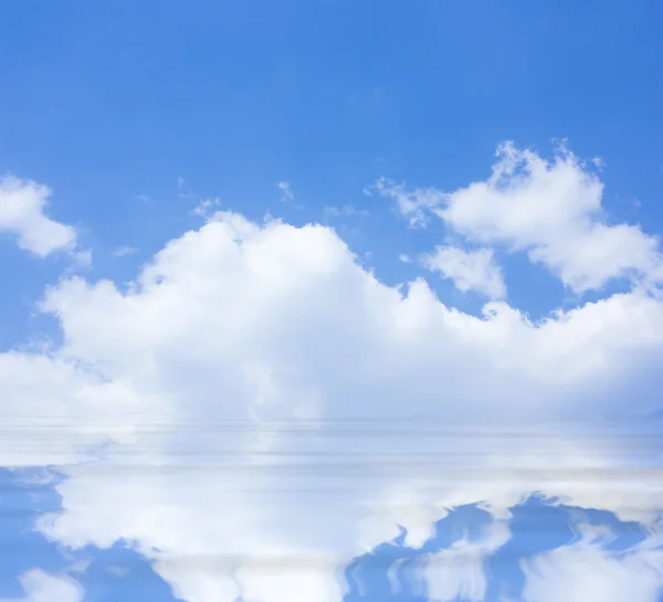 Синее отраженное небо — стоковое фото