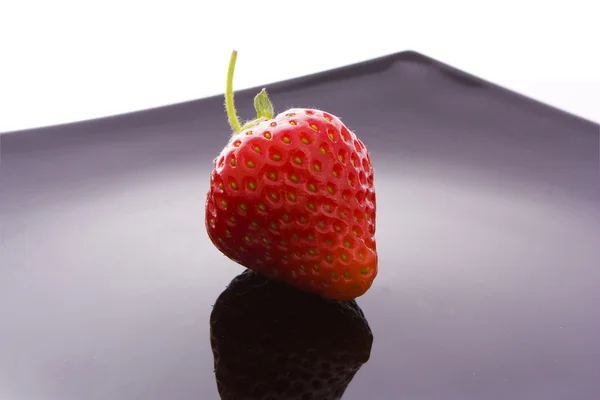 Erdbeere auf schwarzem Teller — Stockfoto