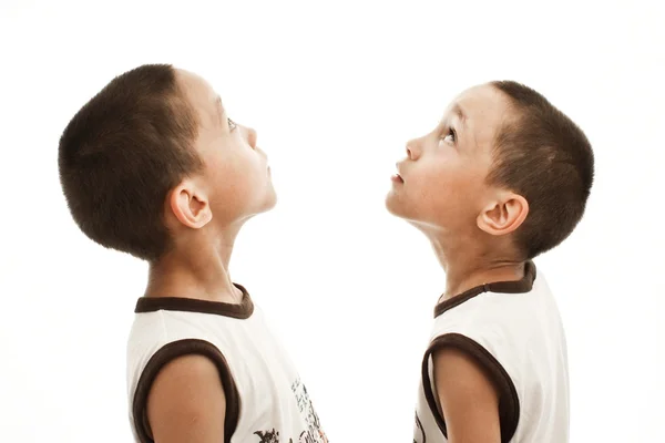 Twins looking up — Stock Photo, Image