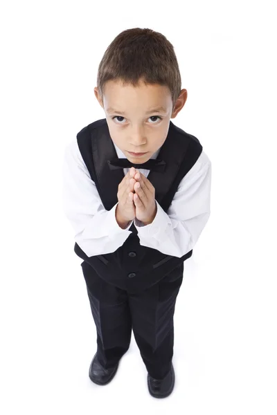 Маленький мальчик молится — стоковое фото