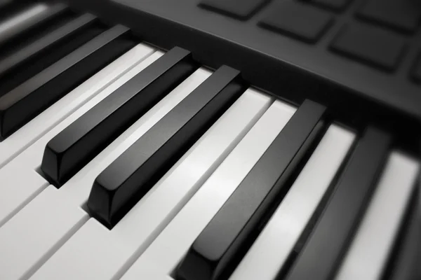 Teclas de piano preto e branco — Fotografia de Stock