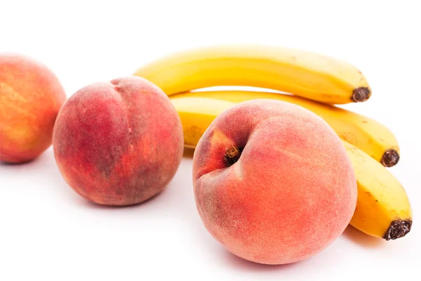 Персики и бананы — стоковое фото
