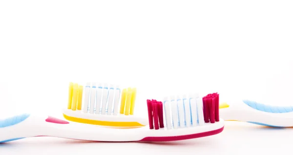 Rode en gele tandenborstel — Stockfoto