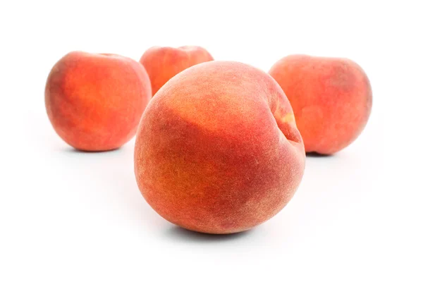 Perziken geïsoleerd op wit — Stockfoto