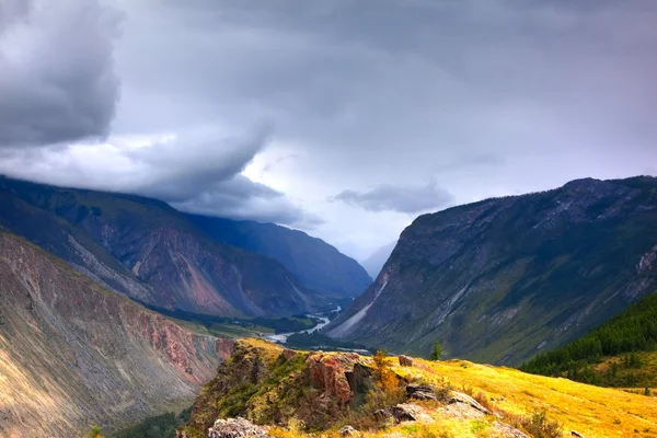 Горы Алтая. Красивый высокогорный пейзаж — стоковое фото