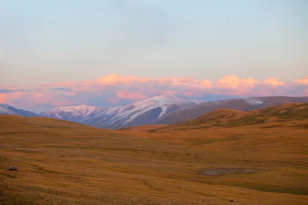 Altaj-hegység. gyönyörű hegyvidéki táj. Oroszország. Szibéria — Stock Fotó