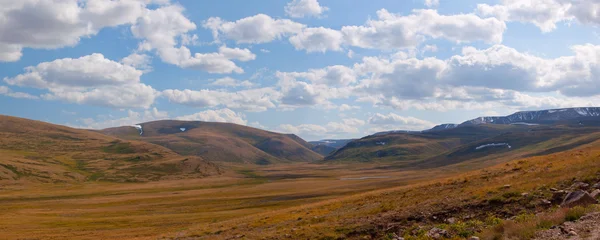Altaje. krásnou horskou krajinu — Stock fotografie