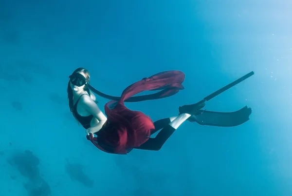 Sirena, mujeres jóvenes bajo el agua — Foto de Stock