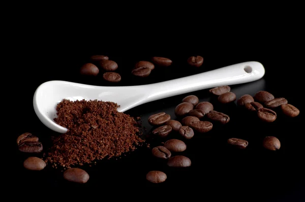 Caffè e cucchiaio bianco — Foto Stock