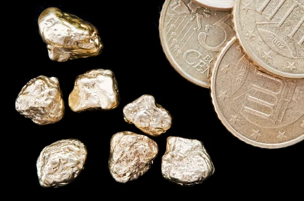 Goudklompjes en geld — Stockfoto