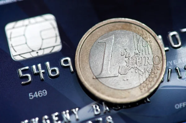 1 euro ve kredi kartı — Stok fotoğraf