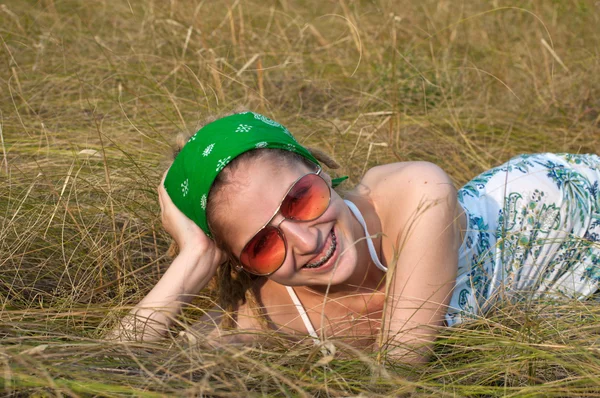 Jonge vrouw op het gras — Stockfoto