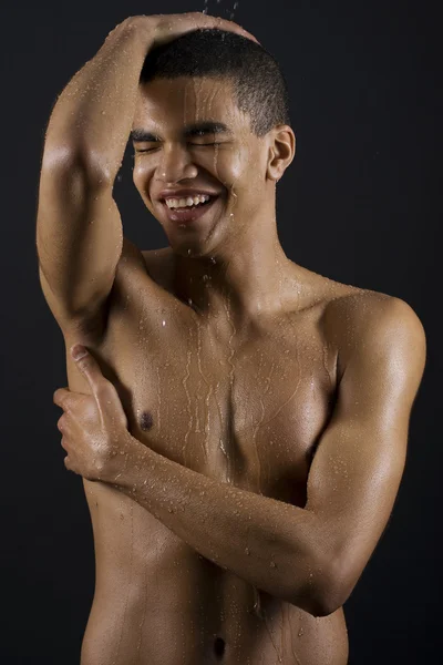 Mężczyzn korzystających z prysznica — Zdjęcie stockowe