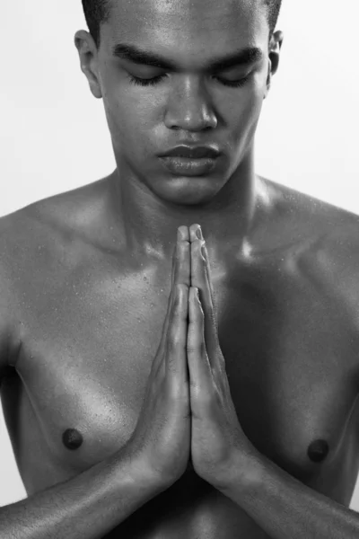 Портрет сексуального мужчины медитирующего — стоковое фото