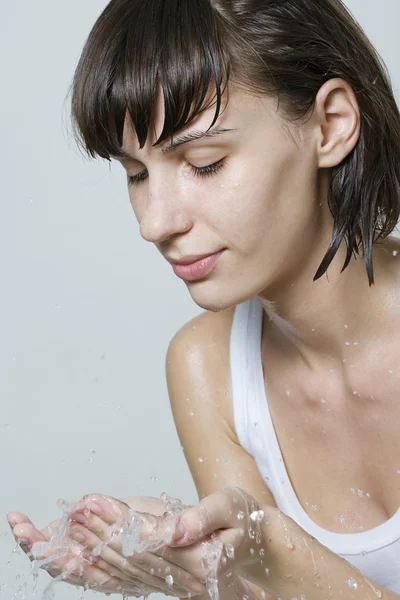 Schöne Frau wäscht ihr Gesicht — Stockfoto