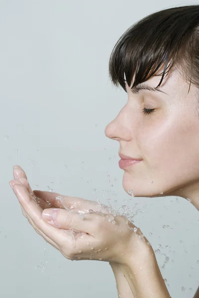 Piękna kobieta, mycia twarzy — Zdjęcie stockowe