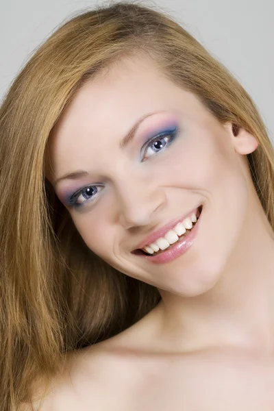 Piękna kobieta z niebieskimi oczami — Zdjęcie stockowe