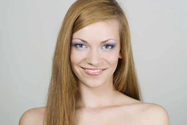Blond kvinna med blå ögon — Stockfoto