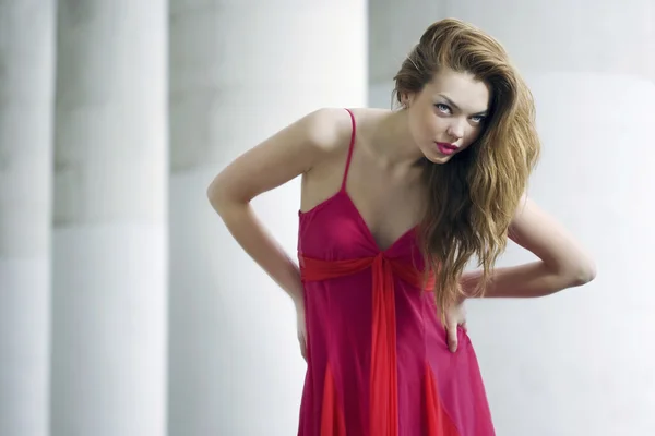 Модна модель позує в сукні на відкритому повітрі — стокове фото