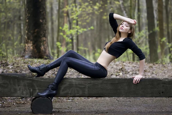Fashion model posing on a bench — Stock Photo, Image