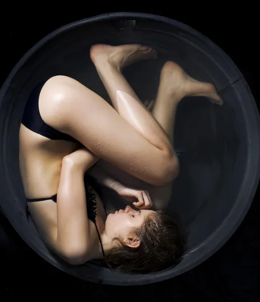 女人蜷缩在胎儿的姿势 — 图库照片