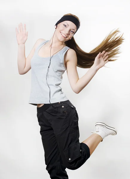 Junge Frau tanzt mit Spieler — Stockfoto